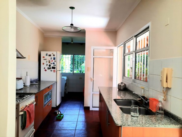 SE VENDE CASA ZONA CENTRO-PARQUE