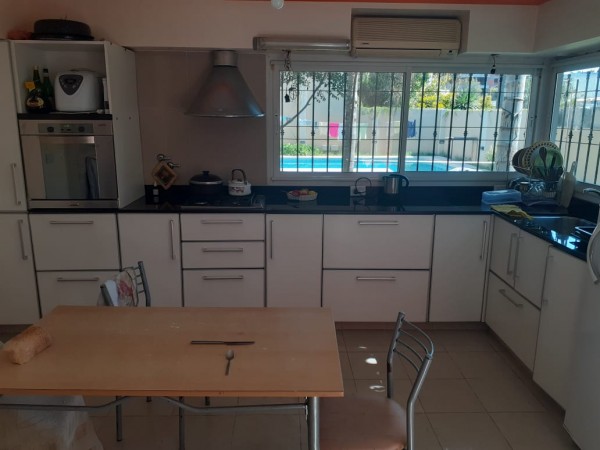 SE VENDE CASA ZONA CENTRO PARQUE CON PISCINA 