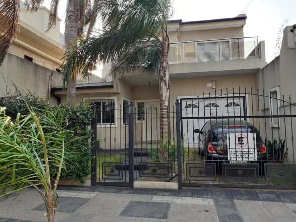 SE VENDE CASA ZONA CENTRO PARQUE CON PISCINA 