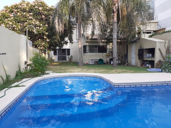 SE VENDE CASA ZONA CENTRO PARQUE CON PISCINA 