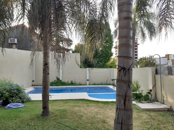 SE VENDE CASA ZONA CENTRO PARQUE CON PISCINA 