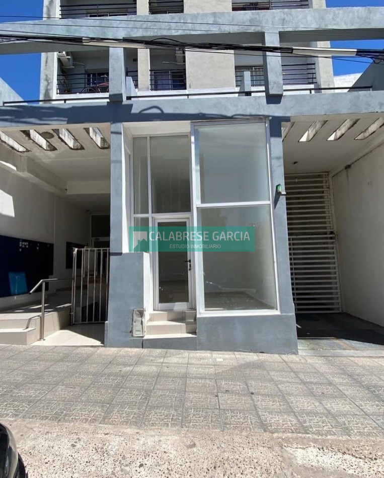 SE VENDE LOCAL COMERCIAL CON COCHERA ZONA CENTRO