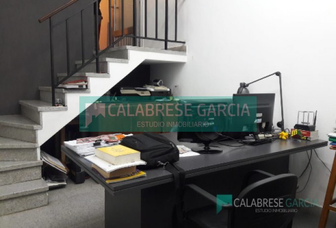 SE VENDE CASA ZONA CENTRO CON COCHERA Y JARDIN VERDE