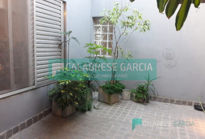 SE VENDE CASA ZONA CENTRO CON COCHERA Y JARDIN VERDE