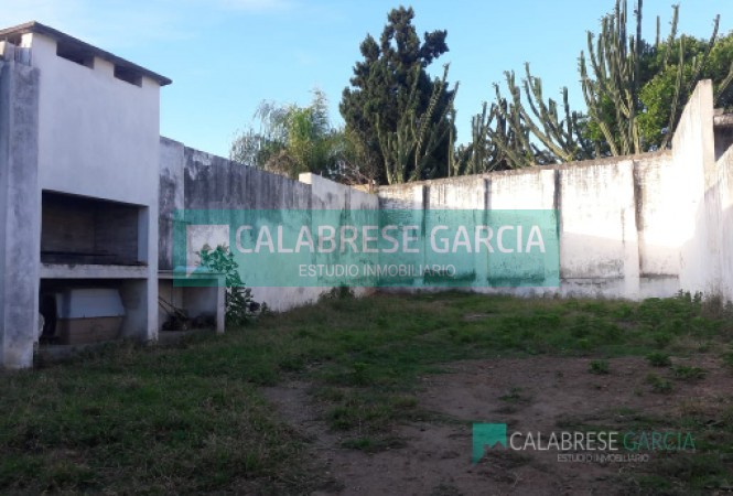 SE VENDE CASA ZONA CENTRO CON COCHERA Y JARDIN VERDE