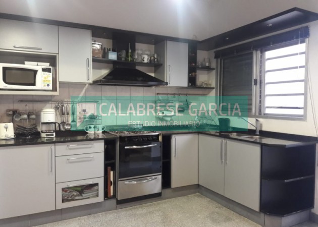 SE VENDE CASA ZONA CENTRO CON COCHERA Y JARDIN VERDE