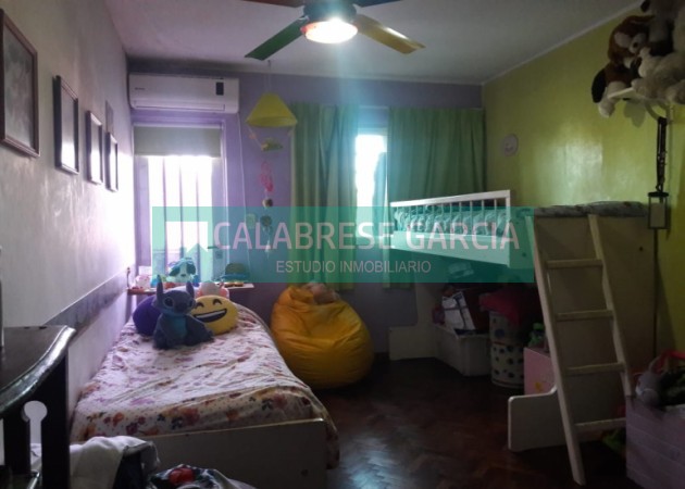 SE VENDE CASA ZONA CENTRO CON COCHERA Y JARDIN VERDE