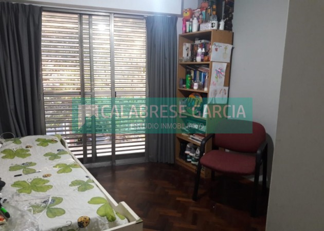 SE VENDE CASA ZONA CENTRO CON COCHERA Y JARDIN VERDE