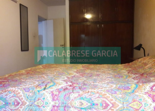 SE VENDE CASA ZONA CENTRO CON COCHERA Y JARDIN VERDE