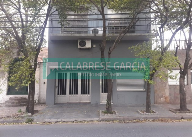 SE VENDE CASA ZONA CENTRO CON COCHERA Y JARDIN VERDE