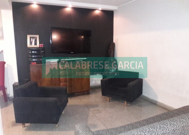 SE VENDE CASA ZONA CENTRO CON COCHERA Y JARDIN VERDE