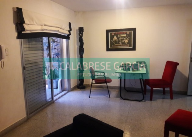 SE VENDE CASA ZONA CENTRO CON COCHERA Y JARDIN VERDE