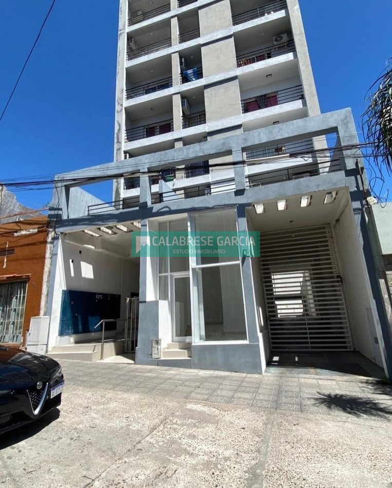 SE VENDE LOCAL COMERCIAL CON COCHERA ZONA CENTRO