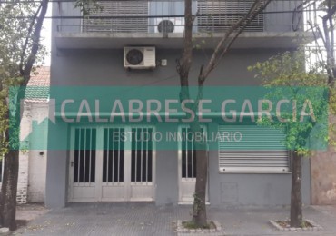 SE VENDE CASA ZONA CENTRO CON COCHERA Y JARDIN VERDE